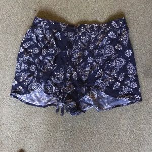 Hollister flowy shorts navy blue/white pattern